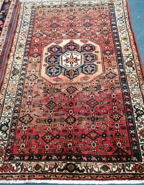 A Hamadan carpet 196 x 130cm